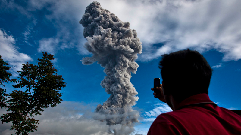 Illustration for article titled Rocks rain over Sumatra as terrible volcano keeps erupting